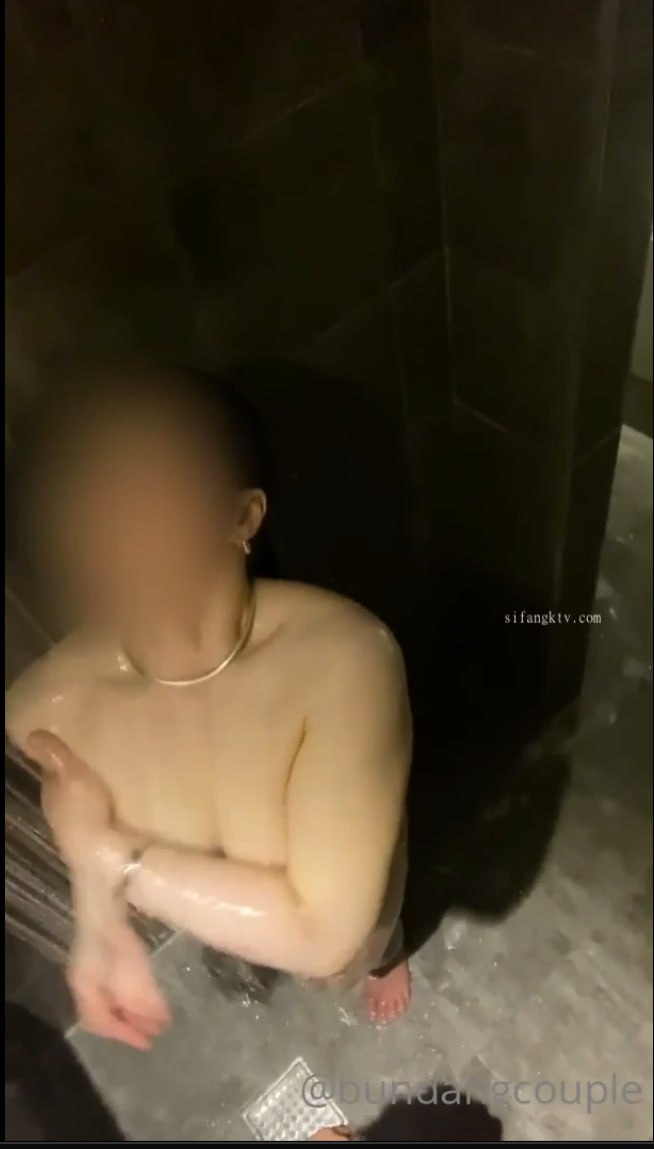 颜值不错丰满身材妹子全裸道具自慰，跳蛋塞逼揉搓奶毛毛非常浓密，自摸呻吟娇喘非常诱人